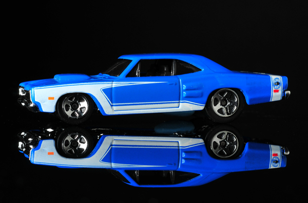 蓝色高档汽车图片