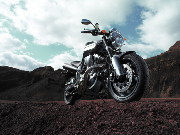 天空下新款摩托车图片