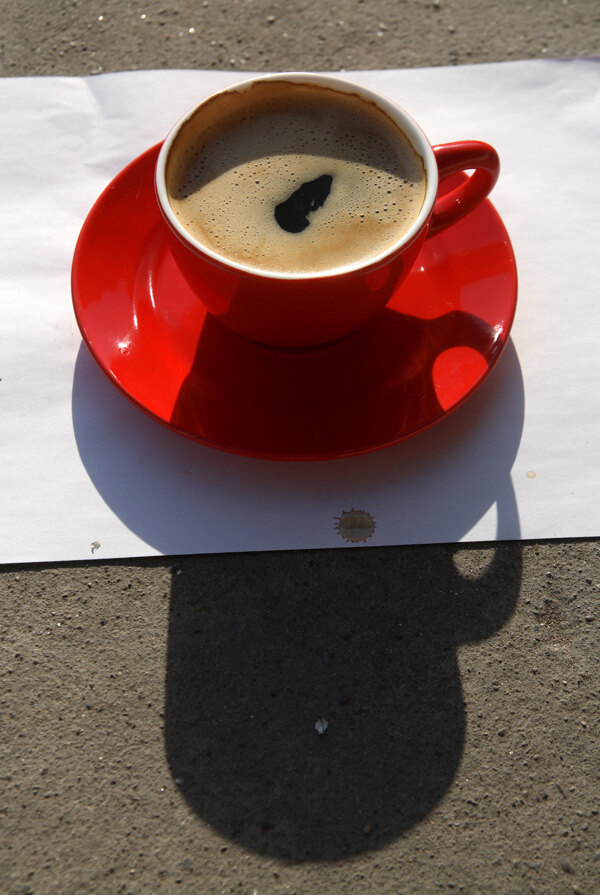 盛咖啡的红色咖啡杯图片