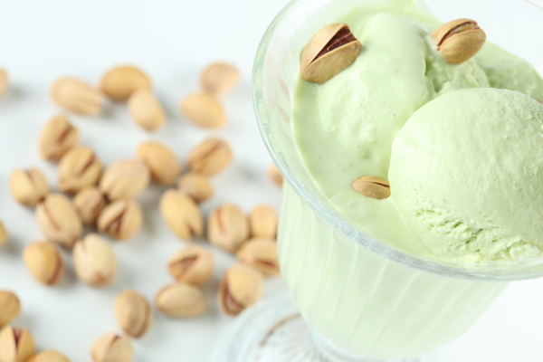 绿色圆筒冰淇淋图片