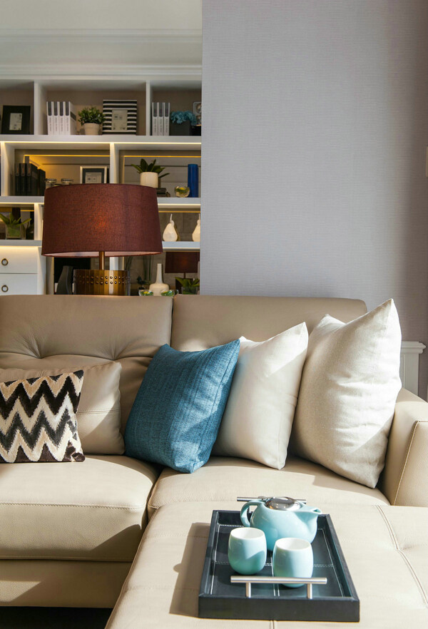 欧式室内客厅沙发书架台灯装修效果图