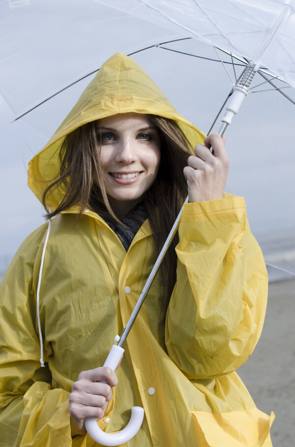 穿雨衣打雨伞的美女图片