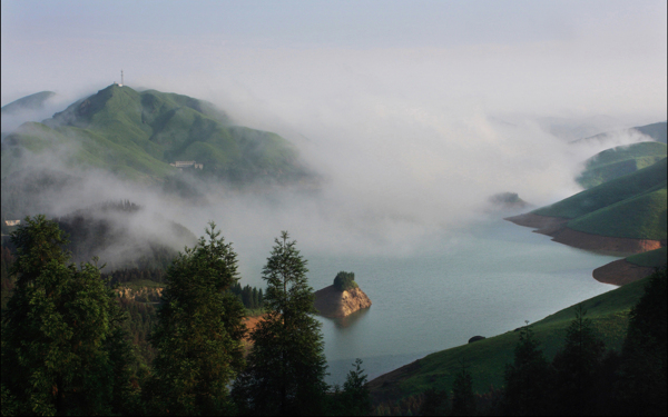 雾漫天湖图片
