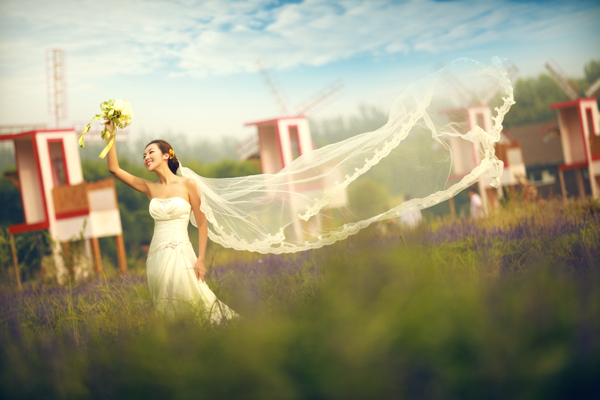 拿着鲜花奔跑的新娘图片