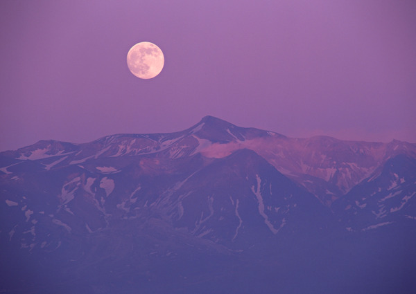 雪山月亮风景摄影图片