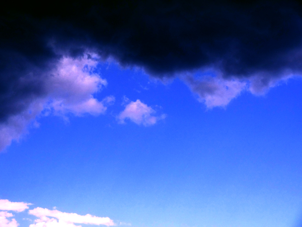 草原上的乌云蓝天图片