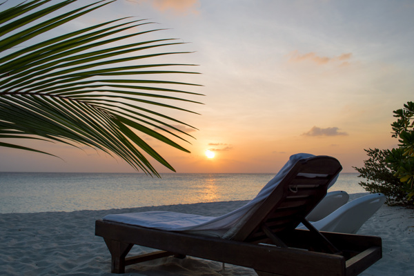夕阳时分海边沙滩上的主阳椅