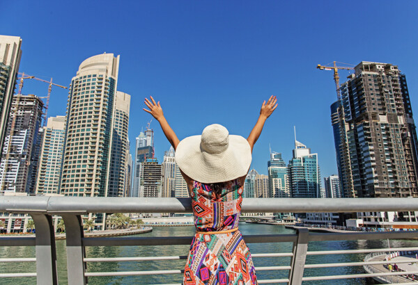 美女背影与迪拜城市风景