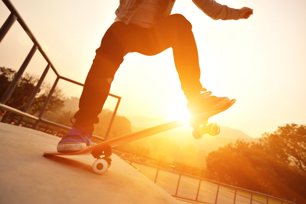 阳光下玩滑板的帅哥图片