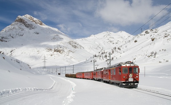 行驶在雪地中的火车