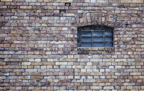 砖墙壁窗口