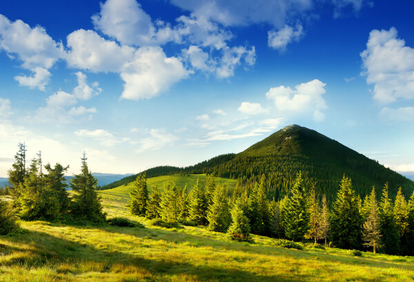 蓝天白云绿野山脉图片
