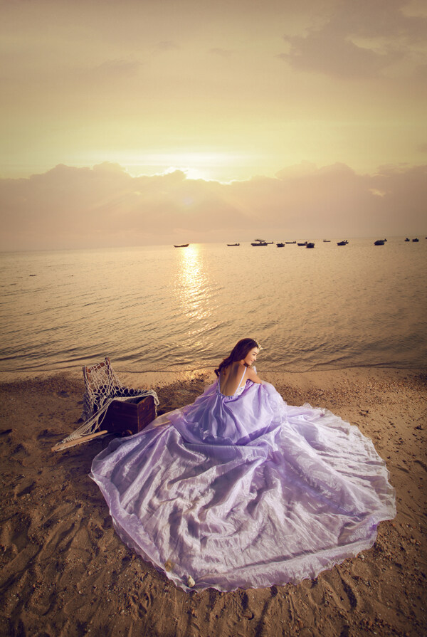 坐在沙滩上的美女新娘图片