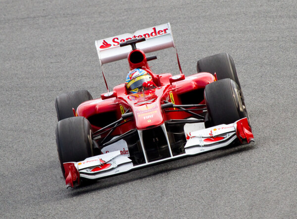 跑道上的红色F1赛车图片