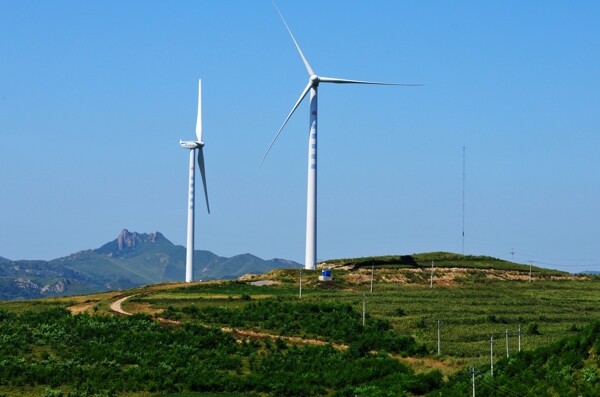 山上的风力发电机图片