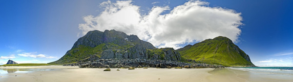 美丽海滩山峰美景风光图片