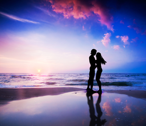 海边浪漫情侣剪影图片