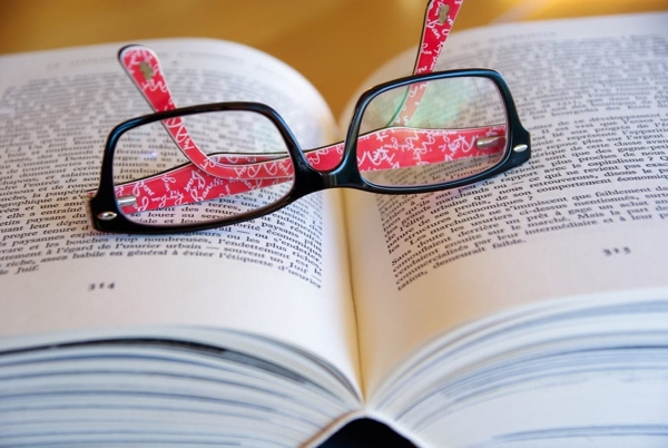 眼镜与书
