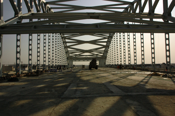 钢结构大桥建造图片