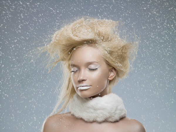飞雪中闭着眼睛的模特图片