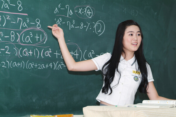 在黑板上讲解数学题的可爱女生图片