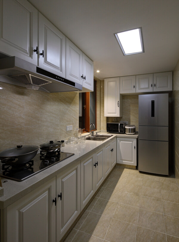 简约风室内设计厨房白色橱柜灶台效果图