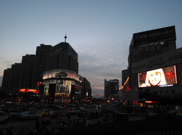 傍晚的商业街图片