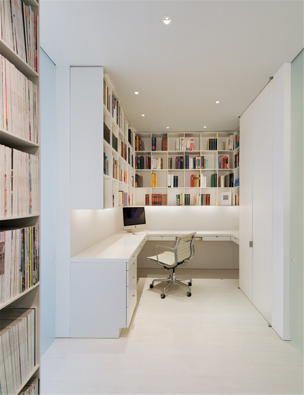 现代书房白色书柜书桌一体设计效果图