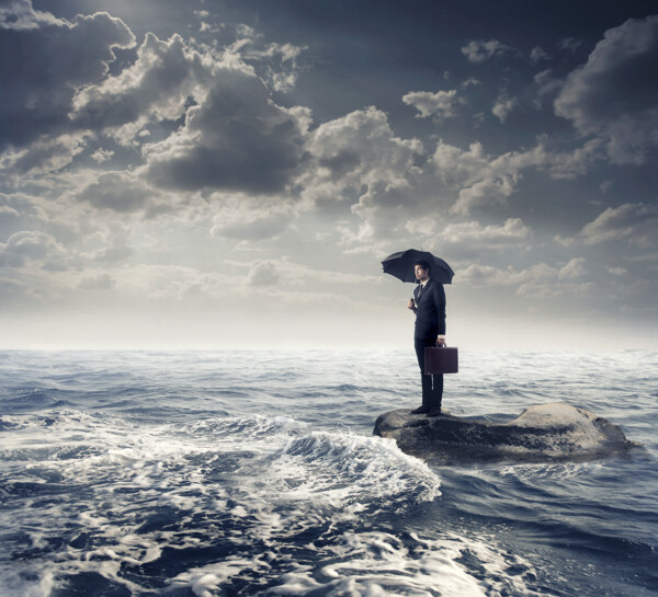 大海中打伞的男人图片