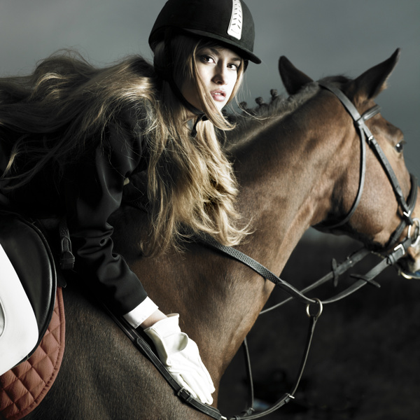 骑马的女人图片