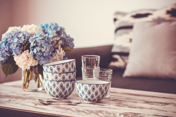 茶具与鲜花碗图片