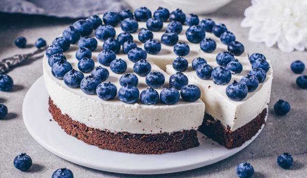 蓝莓蛋糕餐盘美食背景
