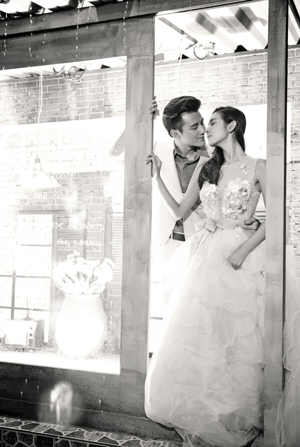 门口接吻的情侣婚纱摄影图片
