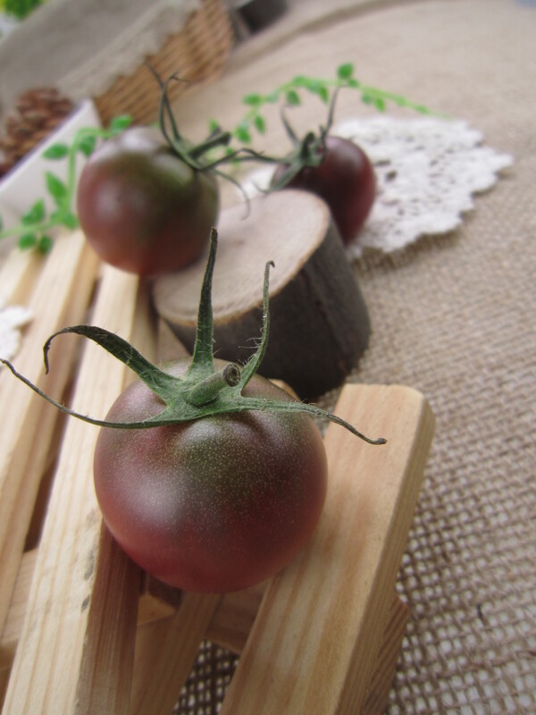 黑番茄水果图片