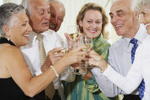喝酒聚会的老年人图片