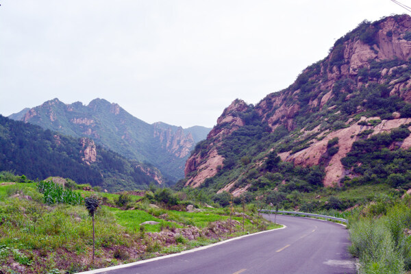 山间柏油路