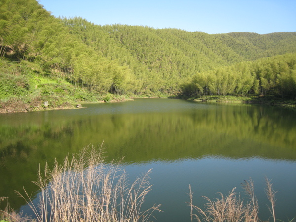 僰王山兽身湖图片