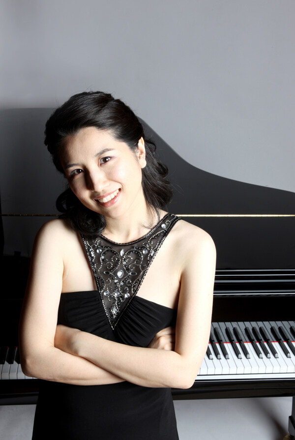 美丽微笑穿黑色晚礼服的女钢琴家图片