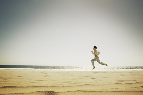 沙滩上奔跑的男人图片