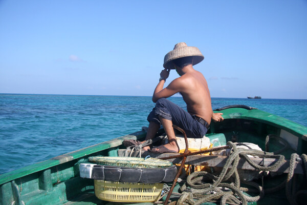 引航的渔民图片