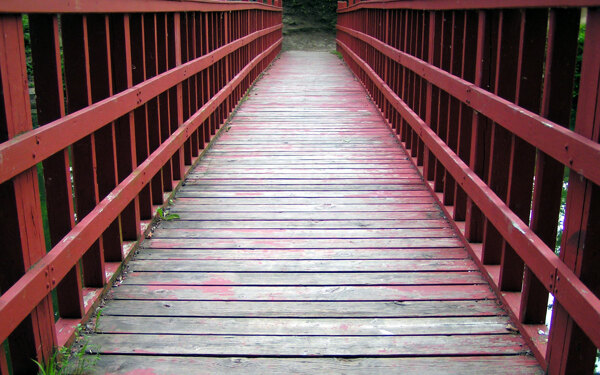 干净的红木桥