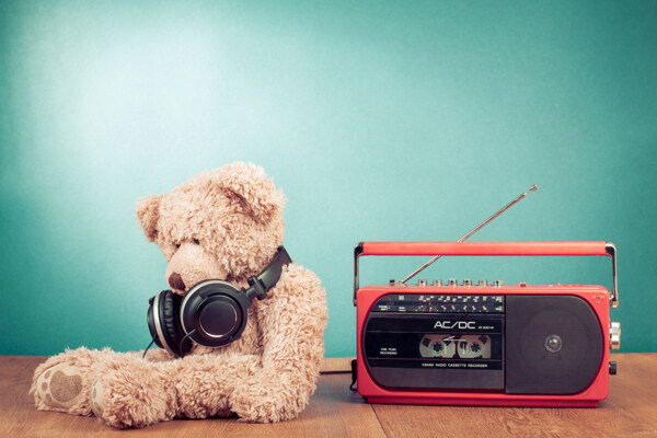 泰迪熊与老式录音机图片
