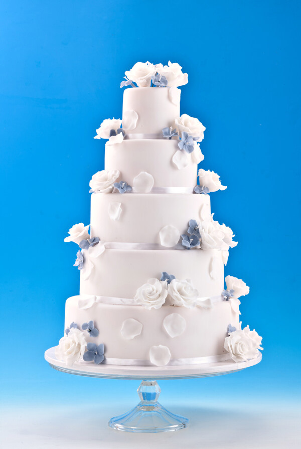 白色多层婚礼蛋糕图片