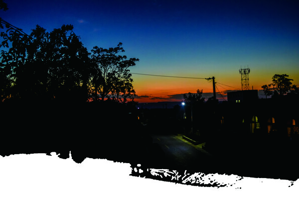 光暗明显的傍晚夕阳风景图