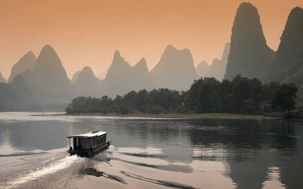 中国桂林黄昏的漓江图片