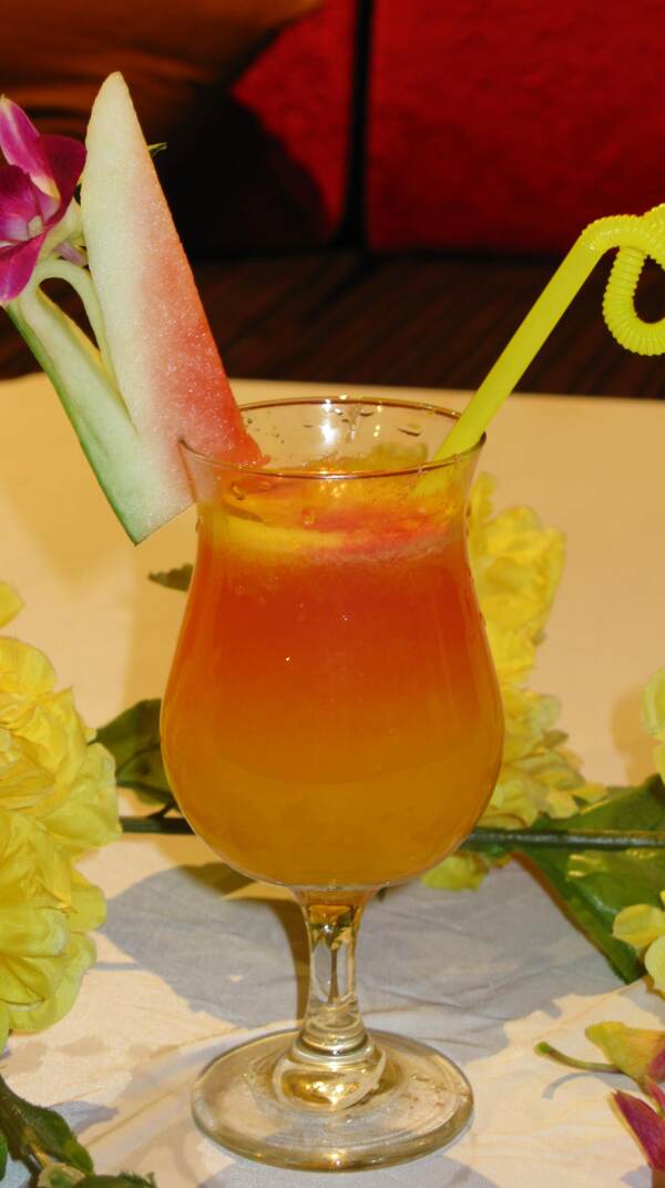 夏日清凉饮料冷饮玻璃杯爱琴海果图片