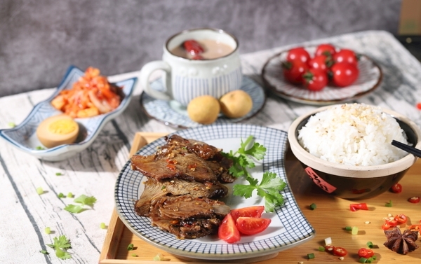 外卖牛肉饭套餐盒饭