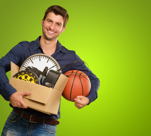 抱着篮球和纸箱的男人图片