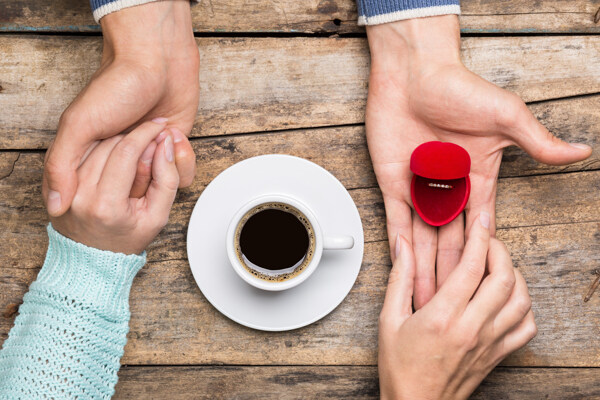 牵手喝咖啡的情侣手图片