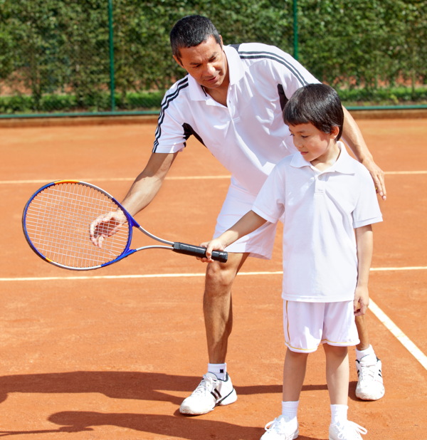 网球教练与小男孩图片